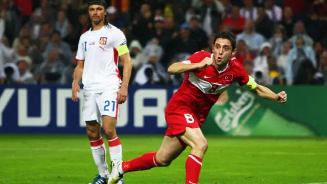 Nihat'ın peş peşe gelen iki golü Çek Cumhuriyeti karşısında skoru eşitleyerek maçı uzatmaya götürüyordu.