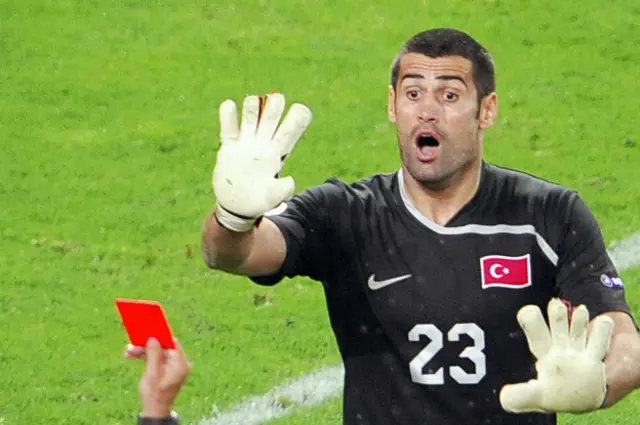 Volkan'ın gördüğü kırmızı kart, çeyrek finalde kaleye emektar Rüştü'nün geçmesini sağlamıştı.