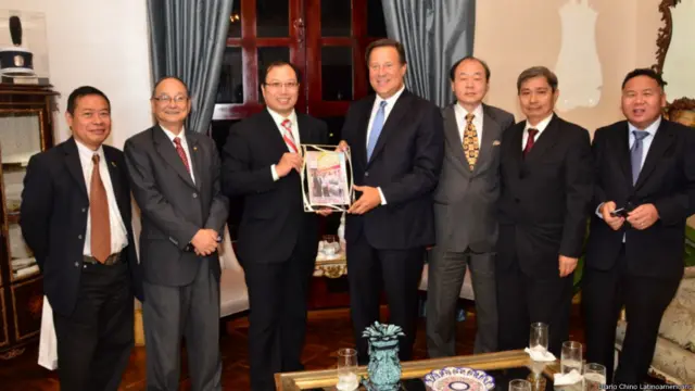 巴拿马总统巴雷拉接见国立中华民族委员会主要成员（巴拿马《拉美侨声》提供照片）