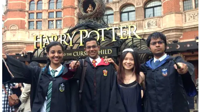 Penggemar berfoto di depan gedung teater.