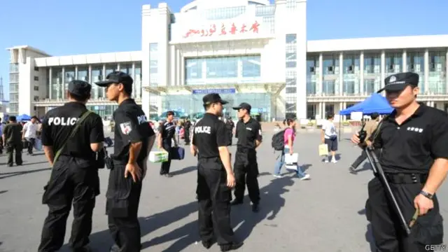 चीन के ज़िनजियांग प्रांत की पुलिस