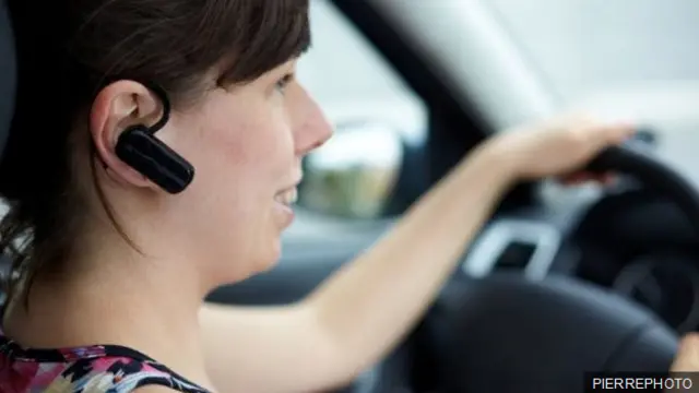 Реакция водителей, разговаривающих по телефону, замедлена по меньшей мере на одну секунду