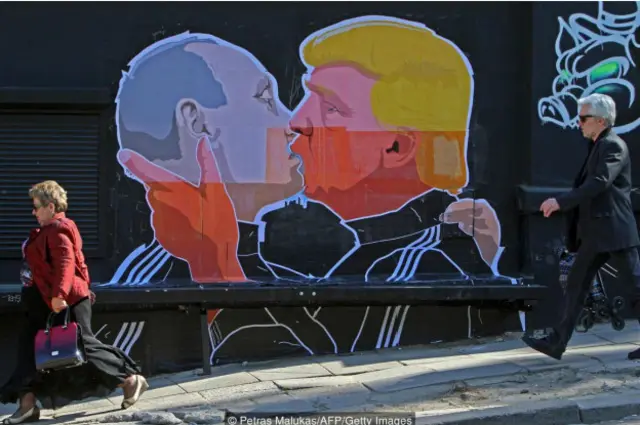 Bức tranh mô tả một nụ hôn say đắm của tỷ phú Donald Trump và tổng thống Vladimir Putin