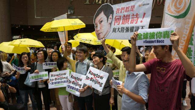 香港民主派示威者在銅鑼灣集會抗議蘭蔻取消何韻詩音樂會（8/6/2016）