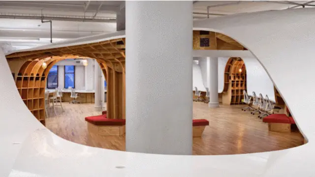 "Супер-стіл" в компанії Barbarian Group із арками та пуфами створюють неформальну атмосферу