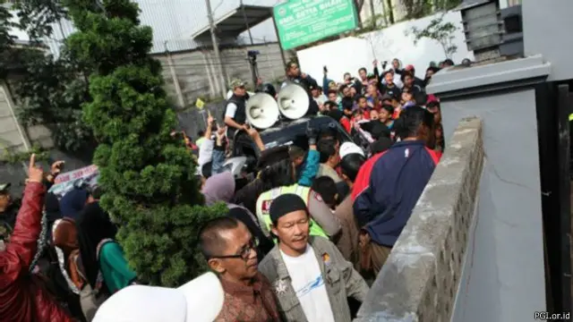 Suasana unjuk rasa oleh sejumlah ormas berlabel agama di depan Gereja Batak Karo Protestan, GBKP Bandung Timur, April 2016 lalu.