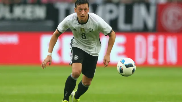 عالمی چیمپئین جرمنی کو مڈ فیلڈر میسو اوزل سے بہت توقعات ہیں۔ انگلش کلب آرسنل کے لیے کھیلنے والے میسو اوزل گول کرنے سے گول کرانے میں مہارت رکھتے ہیں۔ 