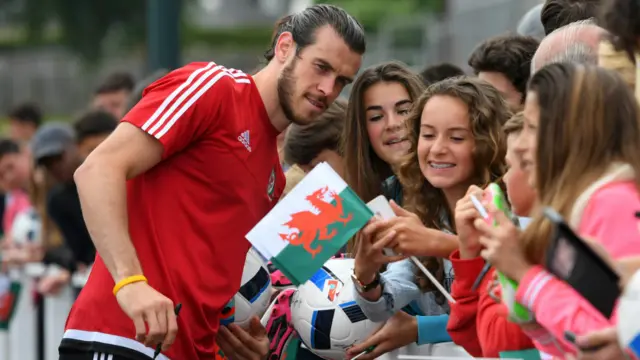 دنیا کے سب سے مہنگے کھلاڑی گیرتھ بیل اپنی کارکردگی کے زور پر ویلز کو پچاس برسوں بعد یورو کپ میں لے گئے ہیں۔ ریال میڈرڈ نے تین برس قبل گیرتھ بیل کو 100 ملین ڈالر کے عوض انگلش کلب ٹوٹنہم سے خریدا تھا۔ گیرتھ بیل ابھی سب سے زیادہ قیمت پر بکنے والے کھلاڑی ہیں۔