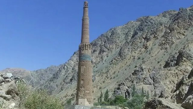 ورځپاڼه وايي په افغان قوانينو کې نجونو لپاره د واده قانوني عمر ١٦ ټاکل شوى، خو له ناوړه چلند د ښځو ژغورنې هڅې دودونو او ټولنيزو محدوديتونو له امله له مقاومت سره مخ شوې.