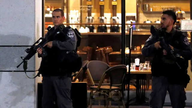 محافظوں نے حمہ آوروں کو اندر داخل ہونے سے روکا جس کی وجہ سے ایک بڑی تباہی سے بچنا ممکن ہوا 