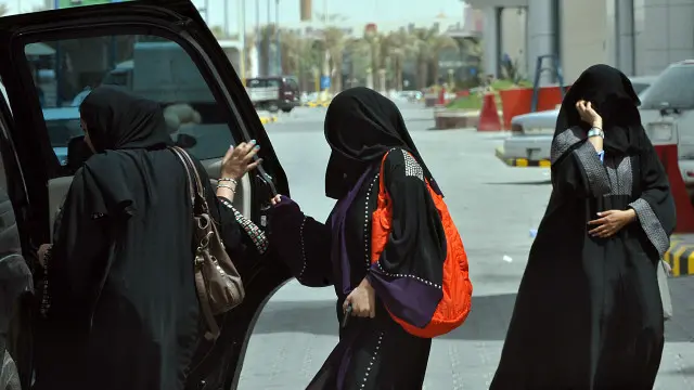 Perempuan Arab Saudi harus mendapat persetujuan wali laki-laki untuk melakukan perjalanan, dan izin untuk bekerja atau bersekolah.