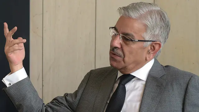 خواجہ آصف کا کہنا تھا کہ افغانستان کے ساتھ پاکستان کا کوئی جھگڑا نہیں۔ تقریباً 30 لاکھ افغانی ہماری سر زمین پر رہ رہے ہیں۔ اب انھیں واپس چلے جانا چاہیے