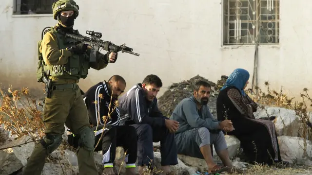 Pasukan keamanan Israel di Yatta