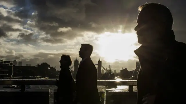 如果你是起床困难户，那就每天稍微把闹钟提前一点，直到真正养成早起的习惯。