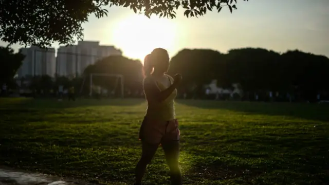 头天晚上睡觉前准备好运动装备，第二天就更容易早起锻炼