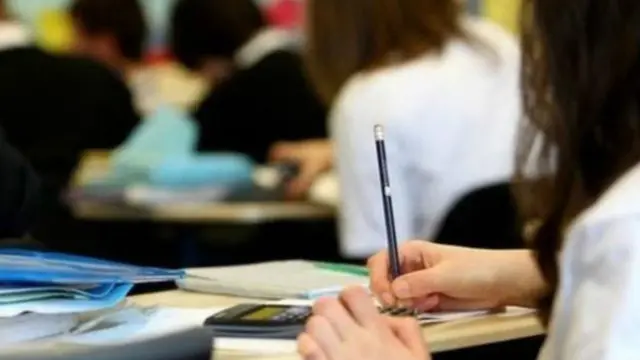 “扩展孩子的视野，让孩子认识到，自己的未来不指靠任何一次考试，是家长的责任”。