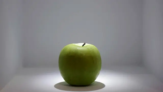 Филип спросил свою дочь, может ли она представить себе яблоко. Когда дочь ответила, что оно зеленое, он был потрясен