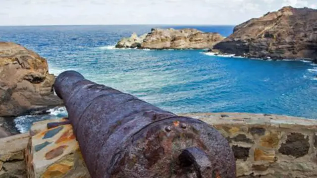 英國建設圍牆和軍事炮台，加強對聖赫勒拿島的管理