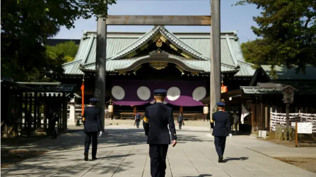 در یاسوکونی از روح بیش از دو میلیون سرباز ژاپنی تجلیل شده است. این سربازان در جنگ‌های مختلفی، از جمله جنگ‌های قرن نوزدهم، کشته شده‌اند و در میان آنها برخی جنایت‌کاران جنگ جهانی دوم هم حضور دارند