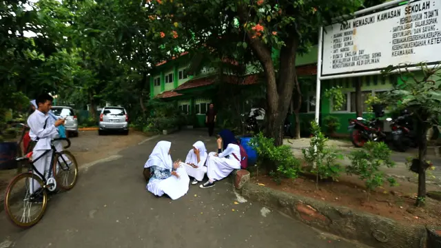 Sejumlah siswi berhijab sedang bercengkrama.