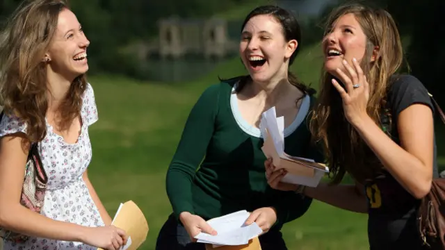 Смеющиеся ученицы