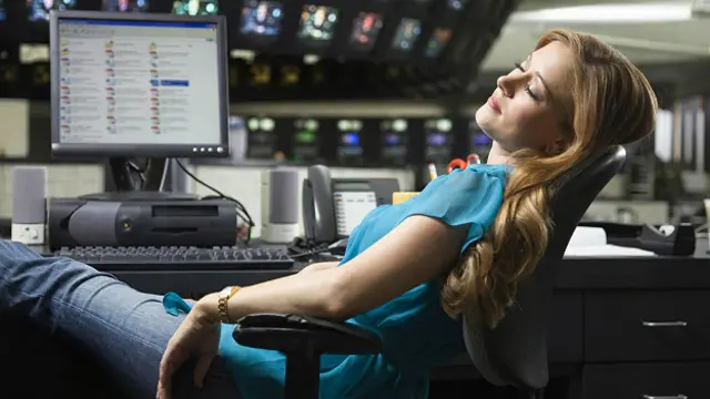 Численні наукові дослідження стверджують, що брак сну значно знижує продуктивність на роботі