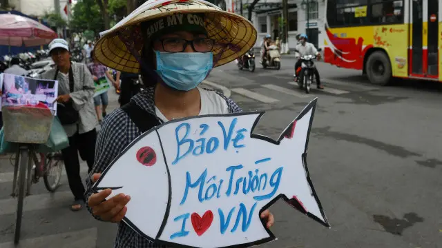 Biểu tình về cá chết
