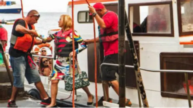 一名遊客在小島上邁出第一步