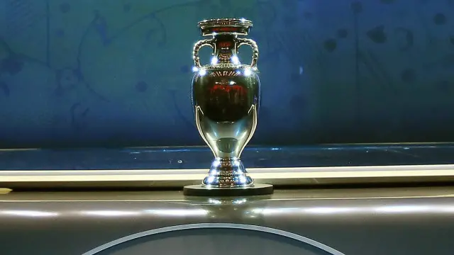 Từ sau World Cup 1998 và Euro 2000 tới nay, tuyển Pháp rất thèm muốn có thêm một lần nâng cúp vô địch ở châu lục hay thế giới.