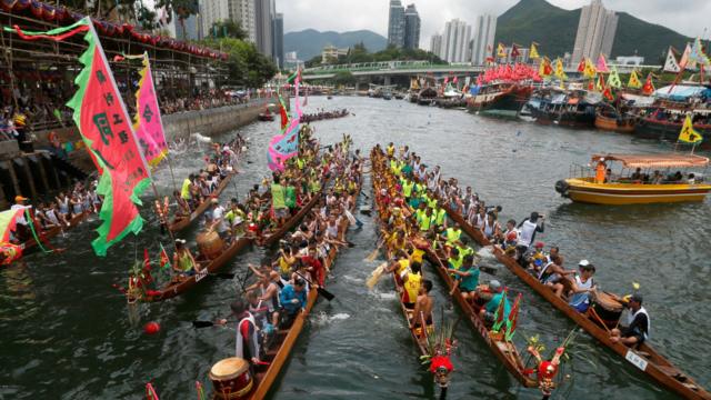 香港仔龙舟竞渡大赛在避风塘内举行，当天渔船会让出一条赛道。