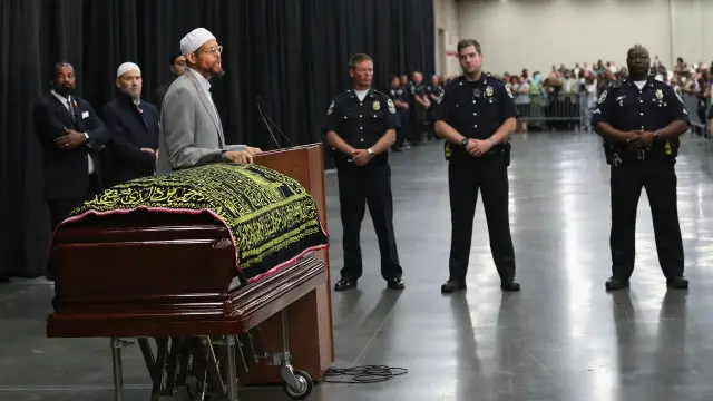 امریکہ کی ریاست کینٹکی میں باکسر محمد علی کے مداح اور دیگر افراد ان کے آبائی شہر لوئی ول میں دعائیہ تقریب میں شرکت کر رہے ہیں۔