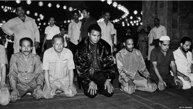 Муҳаммад Али кўп мамлакатларга турнеси пайти мусулмонлар билан бирга намоз ўқиган.