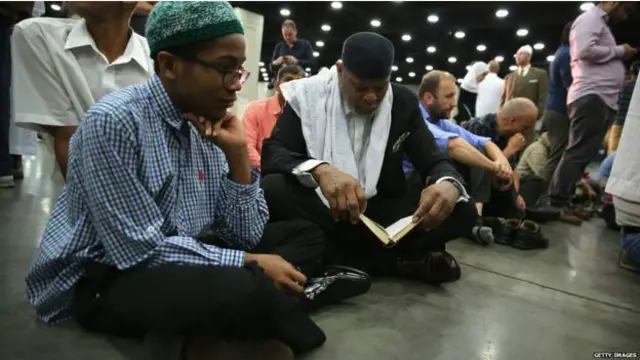 Америка миллий телевидениесида илк бор мусулмон анъаналари бўйича дафн маросими трансляция қилинган.