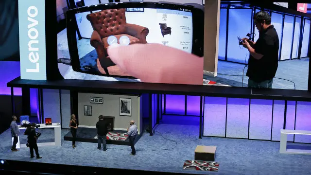 جرت تجربة لاستشعار هاتف "فاب تو برو" لمحتويات الغرفة خلال المؤتمر.