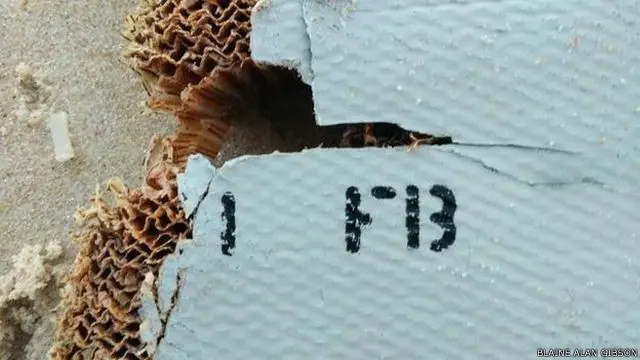 Один із знайдених Блейном Гібсоном фрагментів - "сотовий" матеріал обшивки літака, що також знаходили раніше із іншими рештками МН370