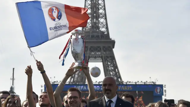 Офіційні фан-зони у Парижі - єдине місце, де матчі можна дивитися на великих екранах. Місцева влада попросила власників кав'ярень та ресторанів не додавати роботи поліції