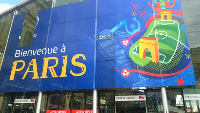 Paris tren istasyonu Gare du Nord'da, maçları izlemek için Fransa'ya gelenler Euro 2016 afişleriyle karşılanıyor.