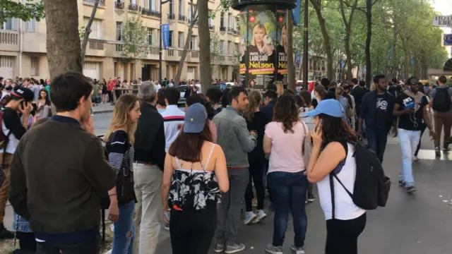 Paris'teki Fan Zone'a girmek için futbolseverler uzun süre kuyrukta bekledi.
