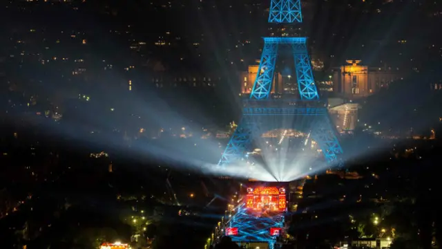 Futbolseverler ünlü DJ David Guetta'nın Euro 2016 öncesindeki konserini izledi. 