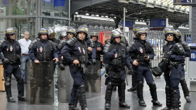 Paris tren istasyonunda zırhlı polisler görev yapıyor.