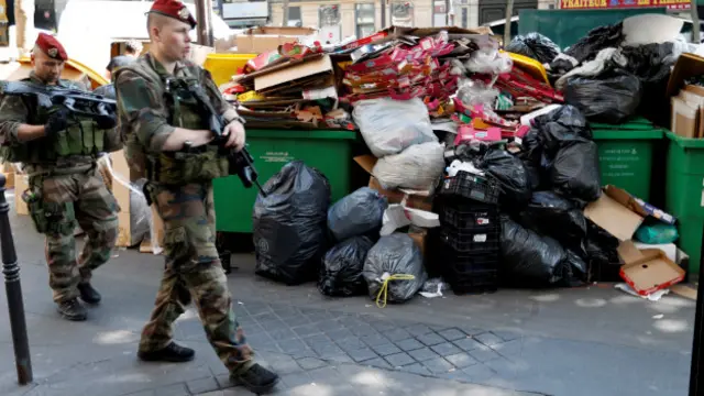 Aksi pemogokan di Prancis juga dilakukan para petugas kebersihan.