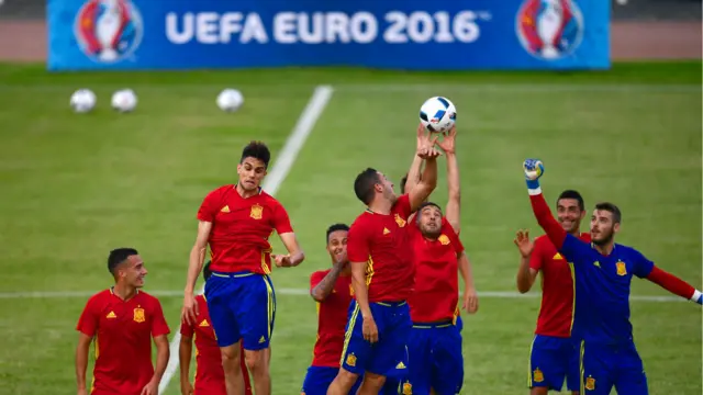 یورو 2016 کے مقابلوں کے لیے فٹبال ٹیمیں فرانس پہنچ چکی ہیں جہاں کھلاڑیوں نے ان مقابلوں سے قبل تربیت کا آغاز کر دیا ہے