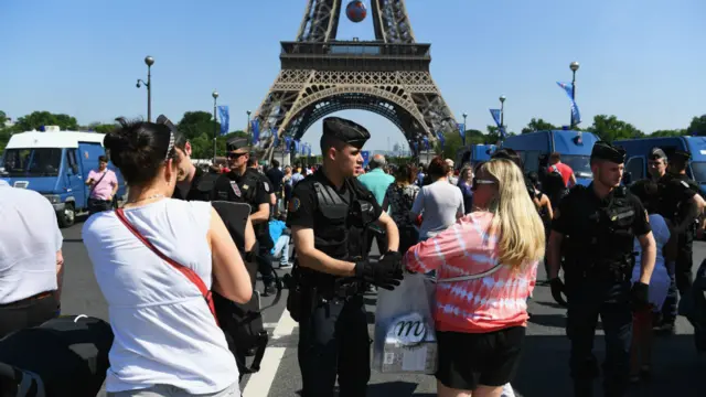 فرانس میں دہشت گردی کے حالیہ واقعات کے بعد فٹبال کے اس بڑے ایونٹ کے لیے سکیورٹی کے سخت انتظامات کیے گئے ہیں۔ میچوں سے قبل فین زون میں کنسرٹ کے لیے آنے والے مداحوں کی تلاشی بھی لی جا رہی ہے