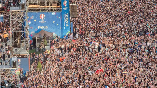 Alınan tüm önlemlere ve uzun kuyruklara karşın binlerce futbolsever Fan Zone'da buluştu.