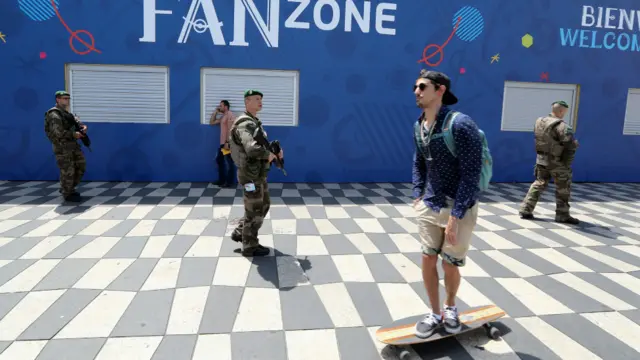 یورو 2016 کے دوران سٹیڈیم اور فین زون کی سکیورٹی کے لیے 90 ہزار پولیس اور دیگر سکیورٹی اہلکاروں کو تعینات کیا گیا ہے