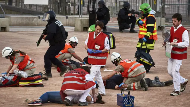 ہنگامی حالات سے نمٹنے والے امدادی کارکنوں اور پولیس اہلکاروں نے ایک تربیت میں حصہ لیا جس کا مقصد یورو 2016 کے دوران کسی بھی حادثے سے نمٹنے کے لیے آگاہی فراہم کرنا تھا