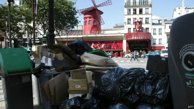 Париж завалений сміттям - наслідком страйків і соціальних конфліктів