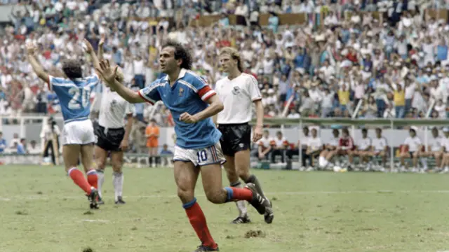 Michel Platini'nin rekorunu geçmek için Zlatan Ibrahimoviç ile Cristiano Ronaldo'ya dört, Wayne Rooney'ye beş gol gerekiyor.