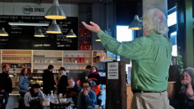 杰克·林奇在第三空间咖啡馆向群众讲故事