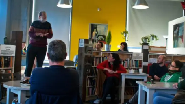 苏萨姆·奥毛拉讲述当地历史故事